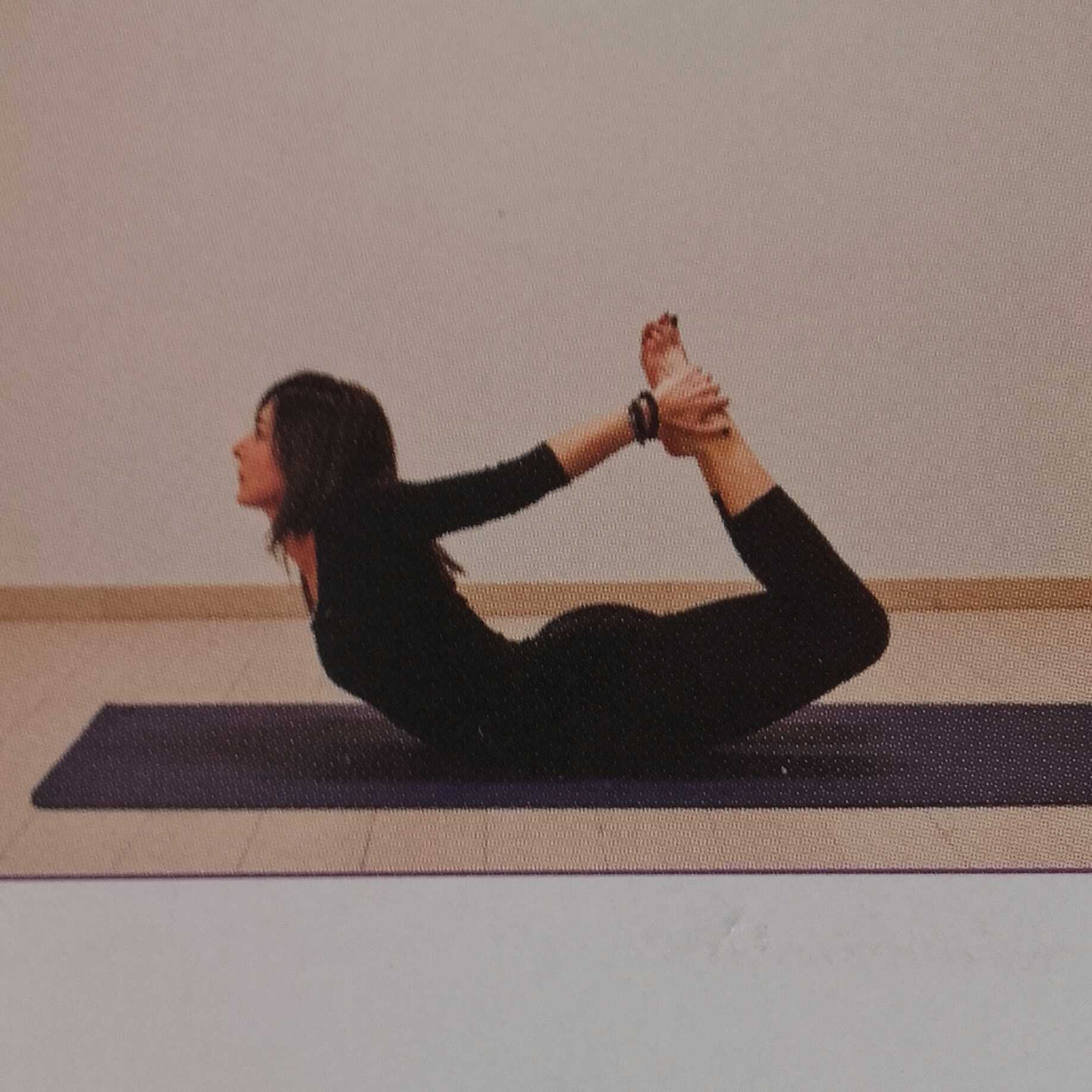 Dhanurasana (posizione dell’arco) Dhanurasana (posizione dell’arco)